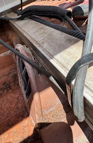 Dachziegel mit defektem Kabel festgestellt bei einem Schadensgutachten