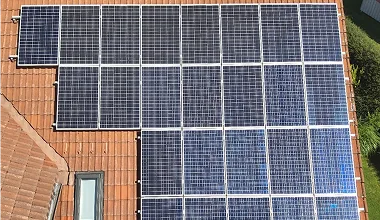 Dach mit mehreren Solarzellenmodulen, angebracht in Reihen und Spalten.