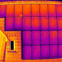 Wärmebild einer Dachfläche mit installierten Solarzellen und sichtbaren Temperaturunterschieden.