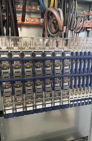 Elektroschalttafel mit Sicherungsautomaten und Kupferkabeln in Reihe installiert.