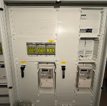 Elektrischer Schaltschrank mit Sicherungen, Messgeräten und Schaltern an der Wand montiert zur Erstellung eines Wertgutachtens und Wertermittlung der Komponenten