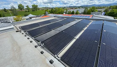 Solarpaneele auf einem Industriegebäude zur Ermittlung des Iststandes für ein Wertgutachten